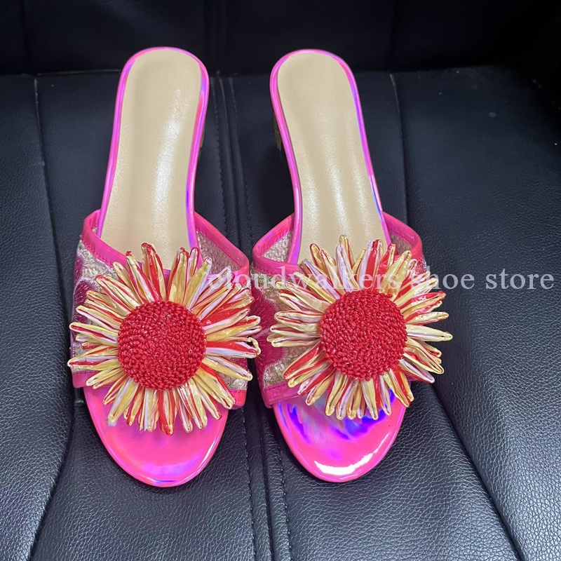 Embroidery Embellishments - รองเท้าแตะฤดูร้อนประดับดอกทานตะวัน ปักลายสีรุ้ง ด้านบนลายดอกไม้เพ้นท์มือ ส้นทรงเหลี่ยม ดีไซน์ขี้เล่น รองเท้าแตะแบบเปิดนิ้วเท้า